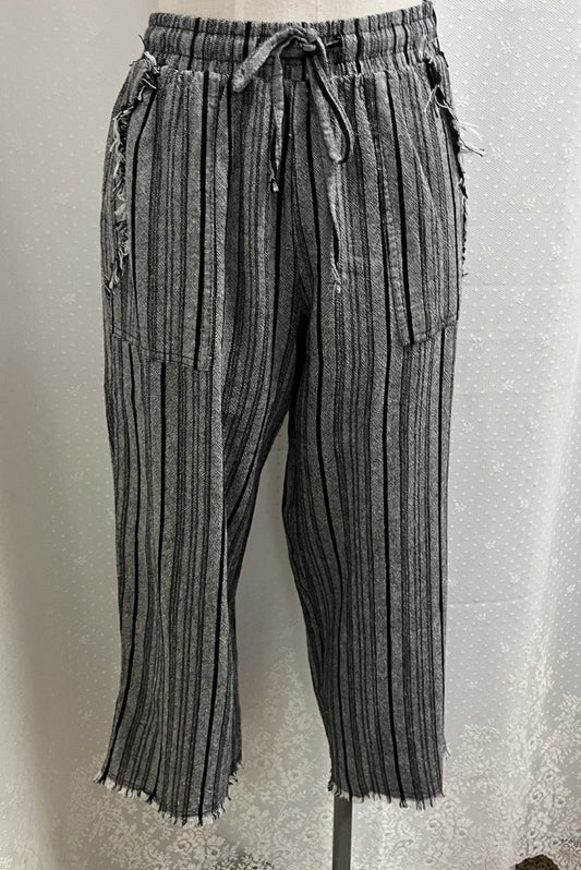 Capri w/ Frayed Hem Black